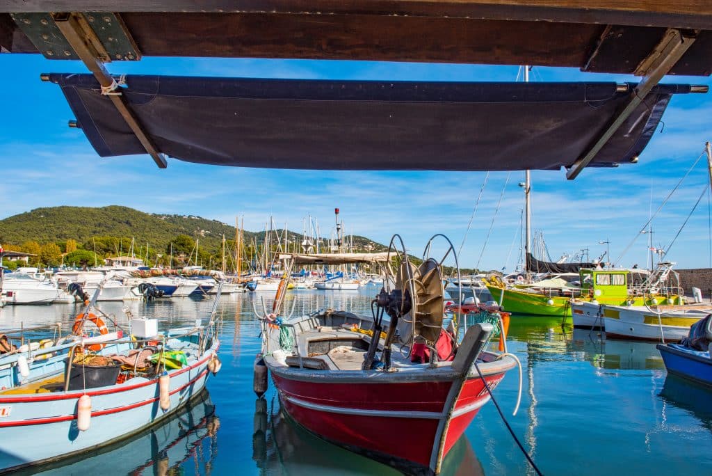 Owning a boat or ship in the beautiful waters of the Florida Panhandle—from Gulf Shores, Alabama, to Destin, Florida—comes with the responsibility of proper maintenance. One of the most critical yet often overlooked aspects of boat care is regular hull cleaning. A fouled hull covered in algae, barnacles, and other marine growth can lead to: Reduced fuel efficiency (increased drag = higher fuel costs) Decreased speed and performance Potential damage to hull coatings and propellers Higher long-term maintenance expenses